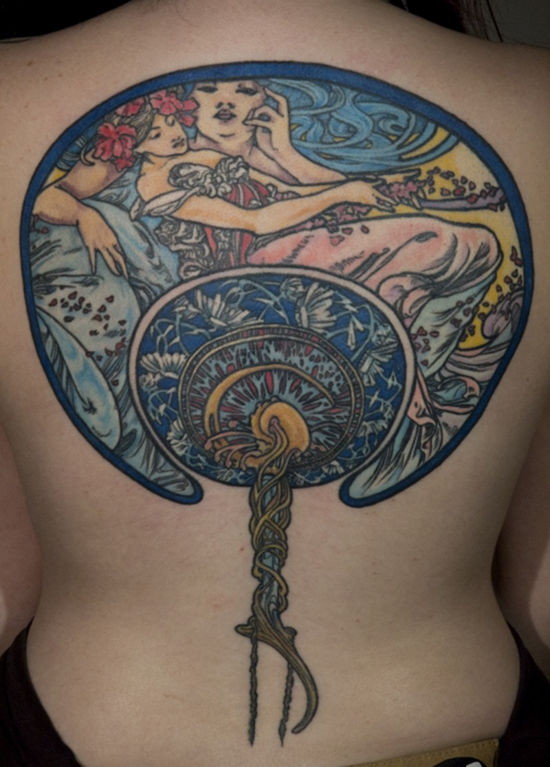 背部非常漂亮的彩绘扇子与人像纹身图案