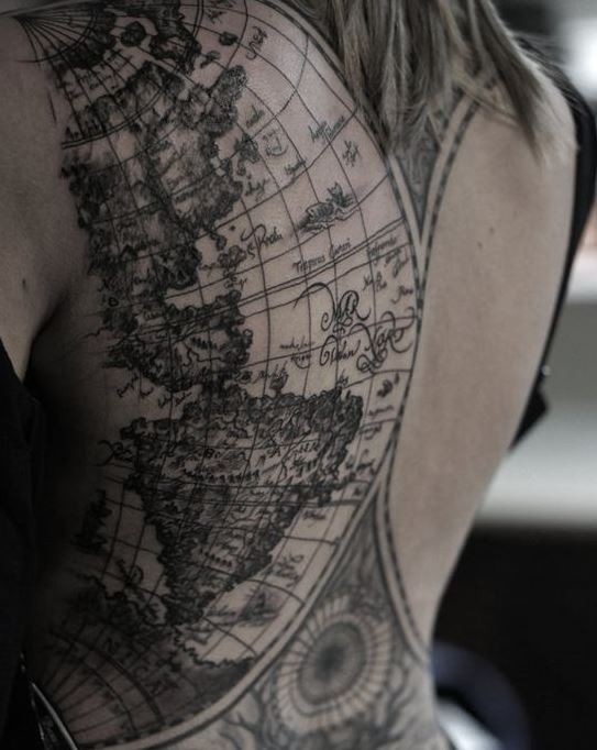 背部黑色的世界地图与字母纹身图案