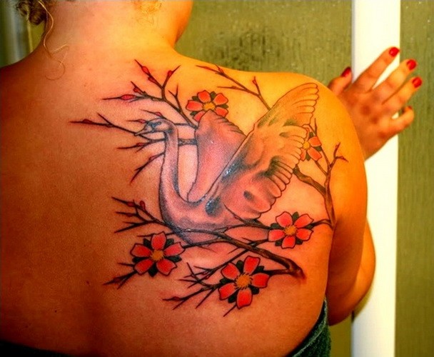 背部白天鹅和粉红色的花朵纹身图案