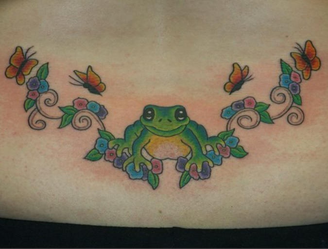 背部彩色的青蛙花朵蝴蝶纹身图案