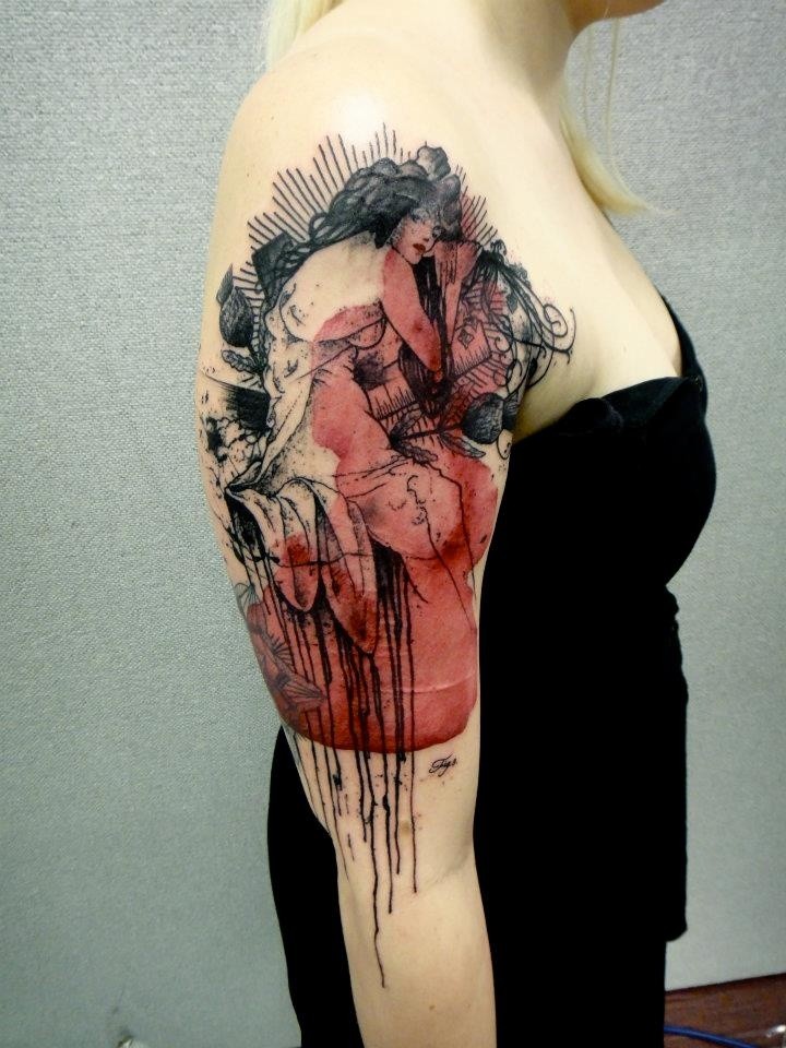 大臂黑色和红色女性人像纹身图案
