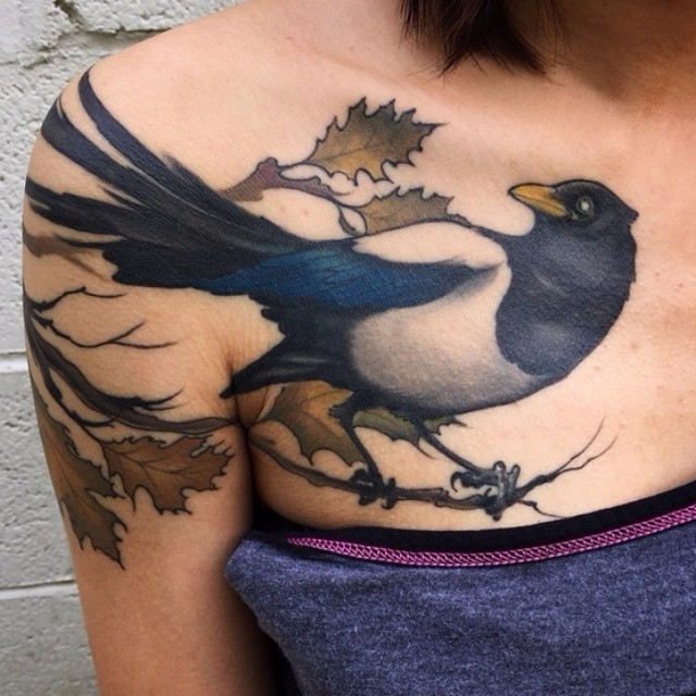肩部彩色鸟与树枝和树叶纹身图案