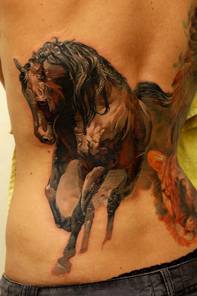 背部水彩画风格的马纹身图案