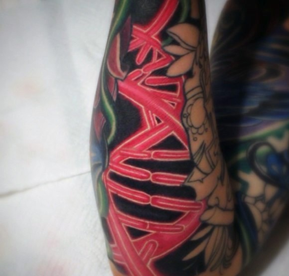 手臂很酷的红色小DNA符号纹身图案