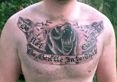 胸部一头咆哮的熊纹身图案