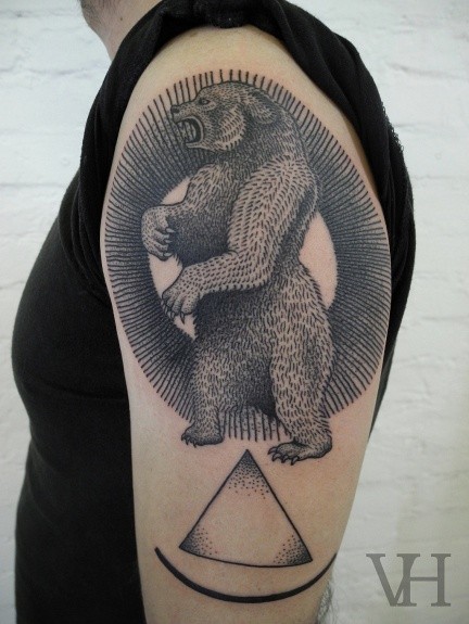 大臂黑色线条大熊和三角形纹身图案