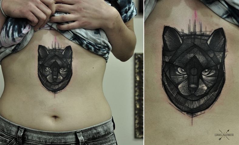 腹部黑色的猫头像纹身图案