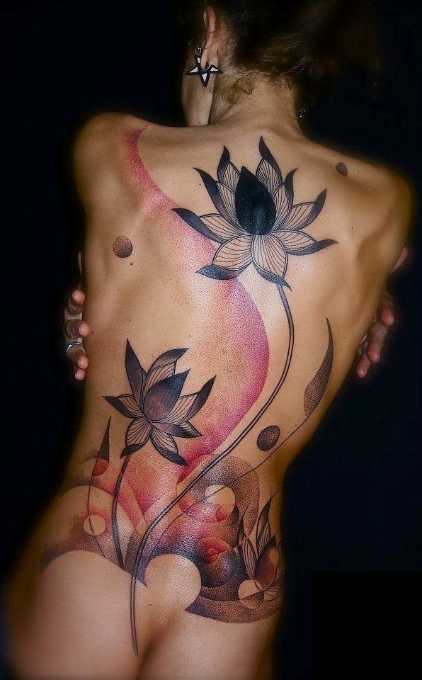 背部精美的点刺线条莲花纹身图案