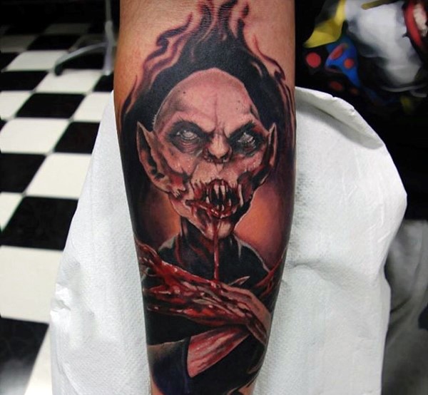 手臂恐怖风格的血腥吸血鬼纹身图案