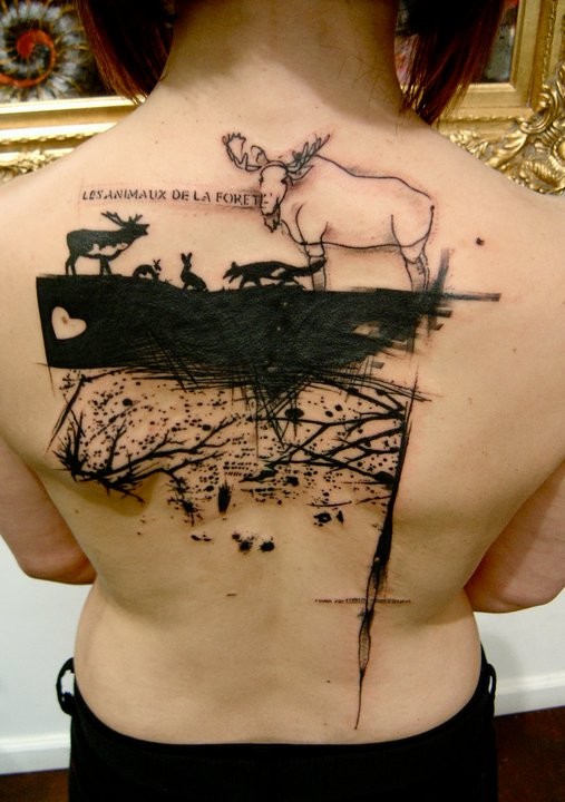 背部黑色的泼墨各种动物和字母纹身图案