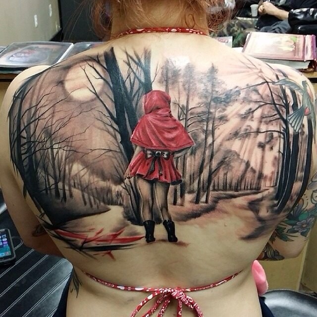 写实风格彩色小女孩在黑暗森林背部纹身图案