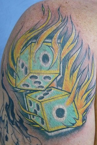 彩色的火焰骰子手臂纹身图案