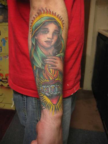 手臂彩绘圣母玛利亚和圣心纹身图案