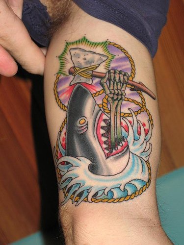 骷髅手和鲨鱼斧头彩绘手臂纹身图案