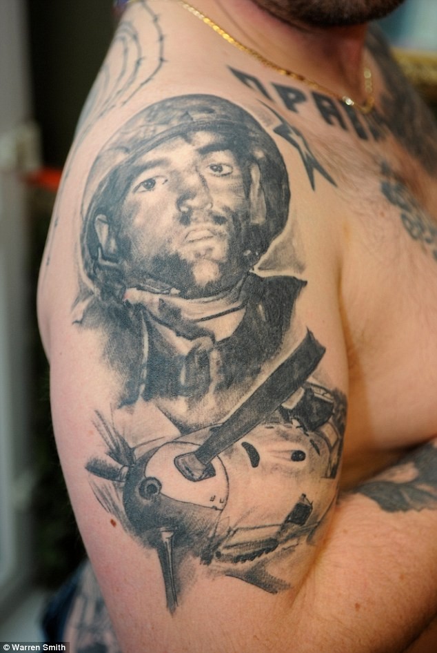 肩部黑灰色的二战士兵肩与飞机纹身图案