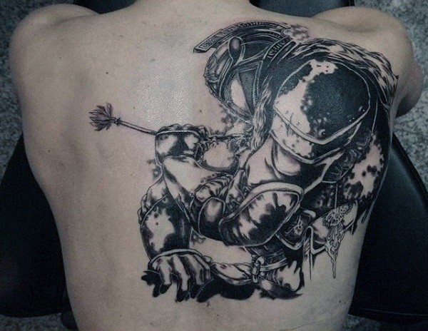 背部黑白的欧美中世纪骑士纹身图案