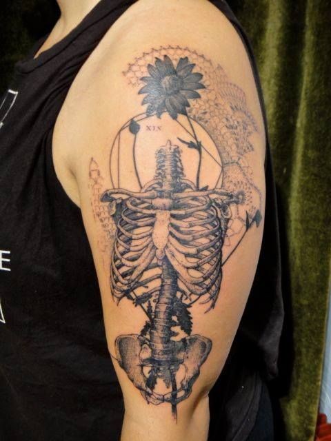 大臂科学风格黑色人体骨骼花卉纹身图案