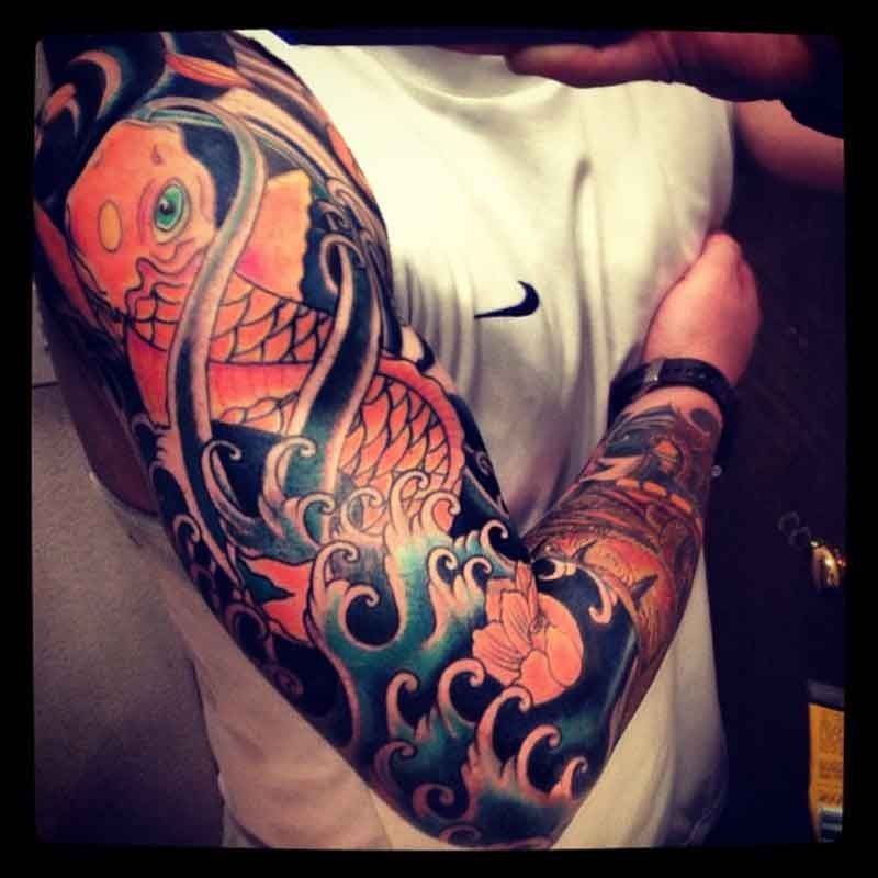 巨大的彩色锦鲤花臂纹身图案