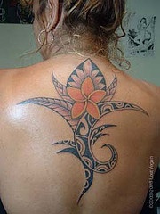 背部彩色部落风格花朵纹身图案