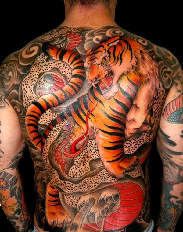 男性背部日式老虎和蛇纹身图案
