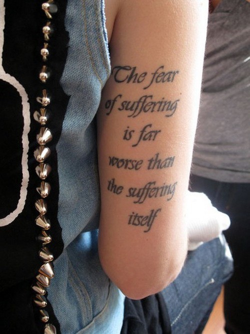 女生右手臂上的的黑色字母纹身图案