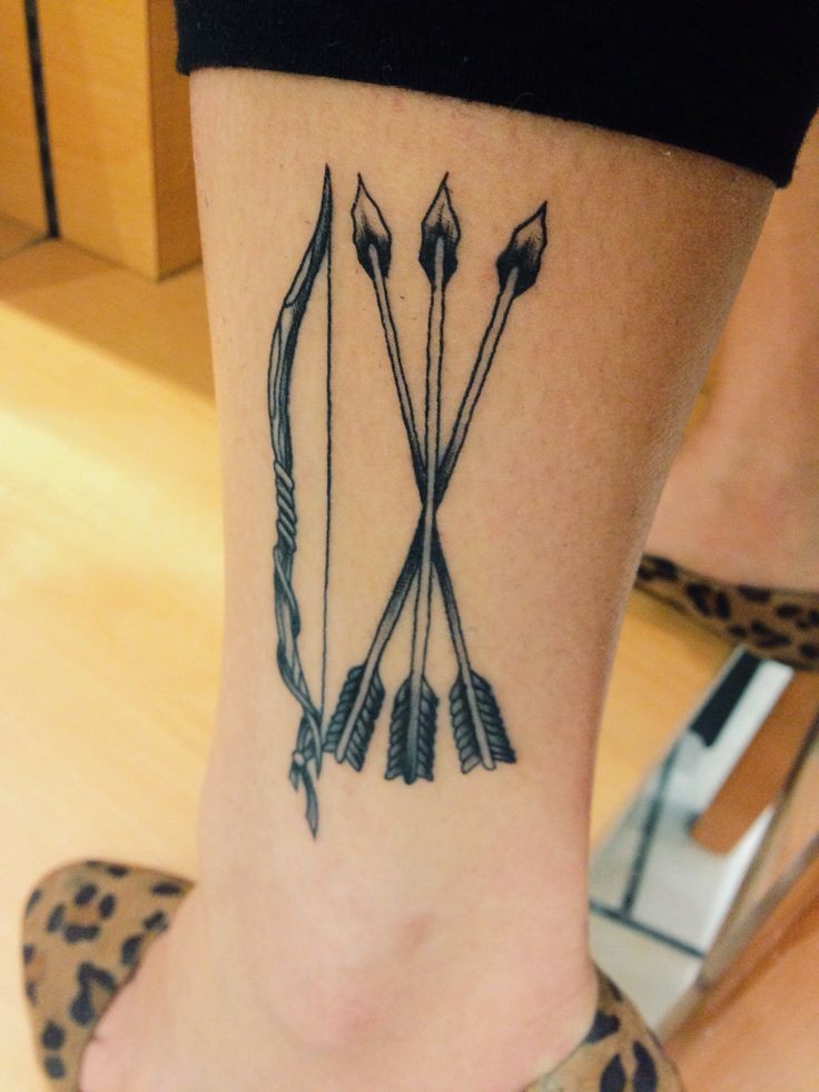 小腿黑色的弓和箭纹身图案
