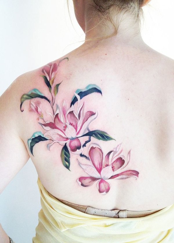 女生背部漂亮的彩色花蕊纹身图案