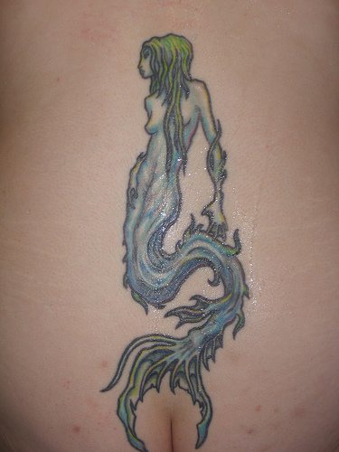 绿色头发的美人鱼背部纹身图案