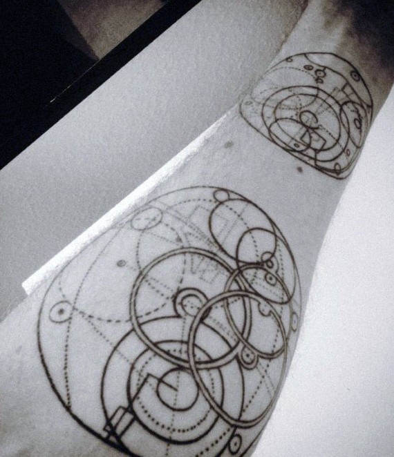 手臂令人印象深刻的圆圈组合纹身图案
