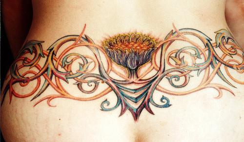 背部好看的花朵与藤蔓彩色纹身图案
