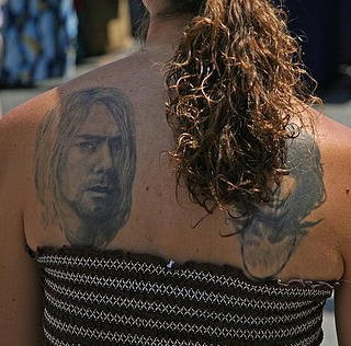 逼真的人肖像背部纹身图案