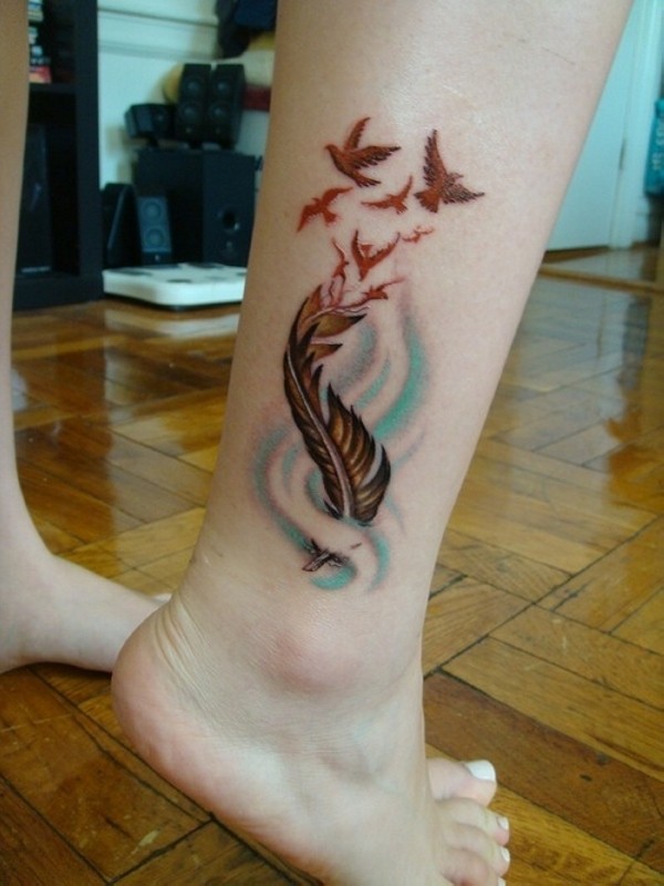 小腿彩色羽毛和小鸟纹身图案