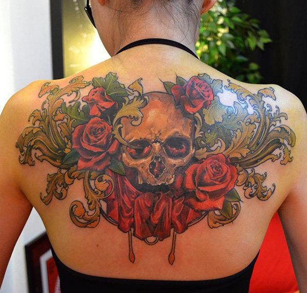 背部惊人的彩色骷髅和玫瑰纹身图案