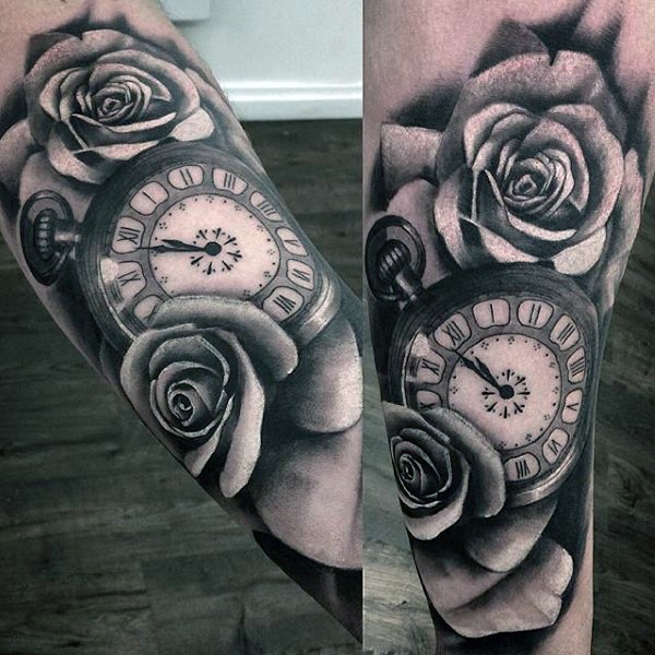 手臂黑白时钟与玫瑰花纹身图案