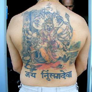 背部彩色的印度神像字符纹身图案