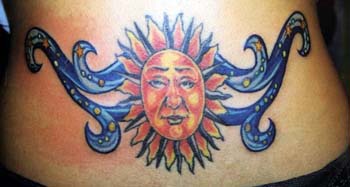 背部彩色人性化的太阳纹身图案