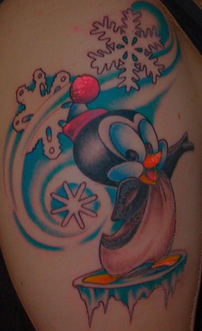 可爱的卡通企鹅与雪花纹身图案