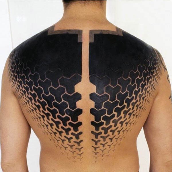 背部和肩部黑色的饰品纹身图案