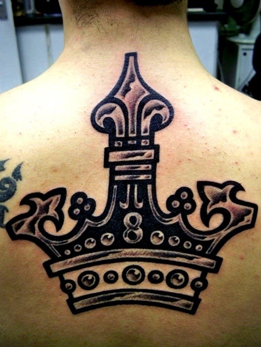 背部黑色的皇冠纹身图案