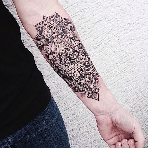 手臂印度风格的黑白梵花纹身图案