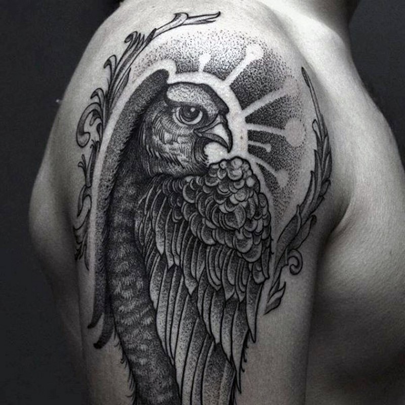大臂雕刻风格黑色点刺鹰纹身图案