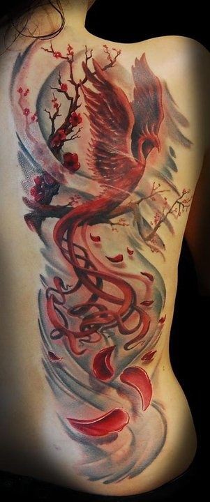 背部红色凤凰与花朵纹身图案