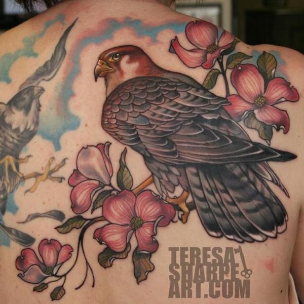 背部现代风格彩色鹰与花朵纹身图案