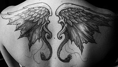 背部有两个对称的翅膀纹身图案