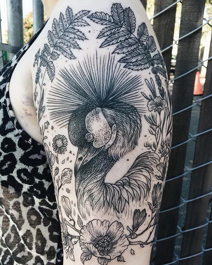 大臂黑色线条花朵与鸟植物纹身图案