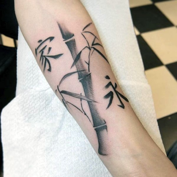 手臂亚洲东方风格的竹子和汉字黑色纹身图案
