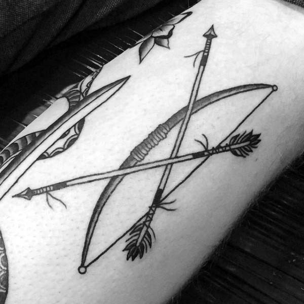 简单设计的黑白弓箭手臂纹身图案