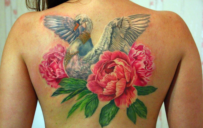 背部两朵逼真的牡丹花和天鹅纹身图案