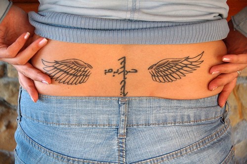 腰部简约的翅膀和十字架纹身图案