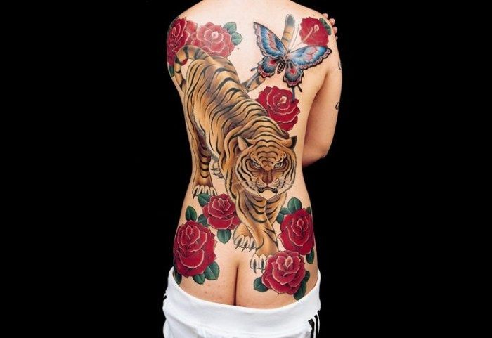 背部彩色大老虎和红色的花朵纹身图案